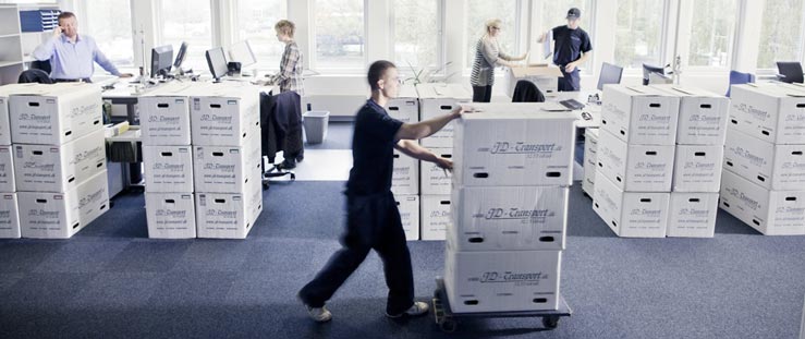 Flyttemand flytter et kontor