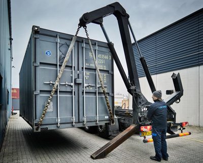 Sideloader levere container på kundens adresse